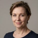 Портрет уверенного специалиста клиники МРТ-СПБ 11 на нейтральном фоне для услуги УЗИ шеи